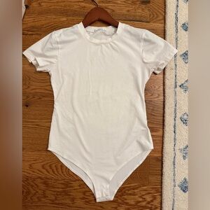Sheiugu White Short Sleeve Bodysuit size Small